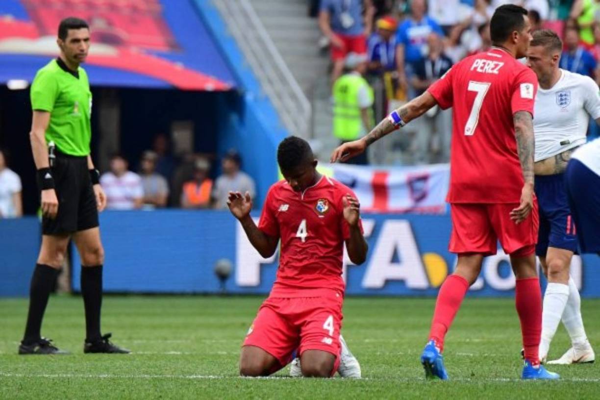 El defensa panameño Fidel Escobar ora al final del partido.