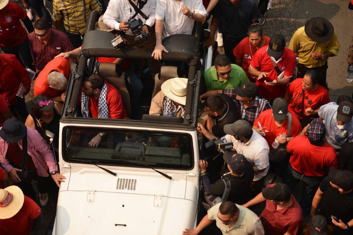 La aparición de Mel Zelaya en las movilizaciones del 1 de Mayo ya se ha vuelto costumbre en Honduras. 