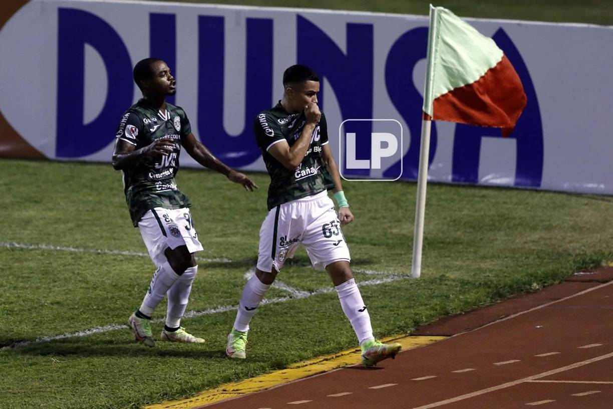 El joven jugador besó el escudo del Marathón tras su gol al Victoria.