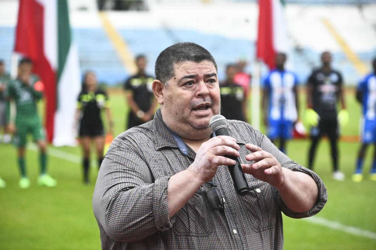 Nelson García, director de DIARIO LA PRENSA, dio las palabras de bienvenida a los aficionados que asistieron al estadio Olímpico de San Pedro Sula.