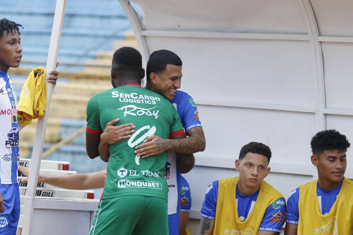 Selvin Guevara, saludando a Clayvin Zúniga, su excompañero en el Marathón.