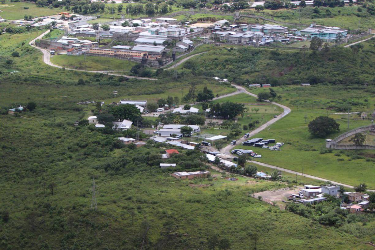 En Támara, las detenidas comparten cárcel con acusadas y sentenciadas por pertenecer a pandillas, bandas criminales y narcotráfico. Allí, el peligro se respira y es matizado por las condiciones de insalubridad, comida que escasea y el asedio del propio crimen común en su interior. 