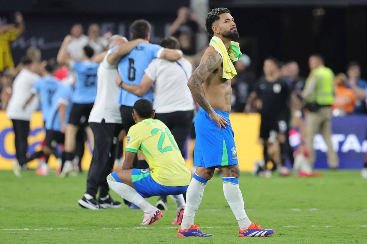 Douglas Luiz y Savinho, tristes por la eliminación de Brasil ante Uruguay en la Copa América 2024.