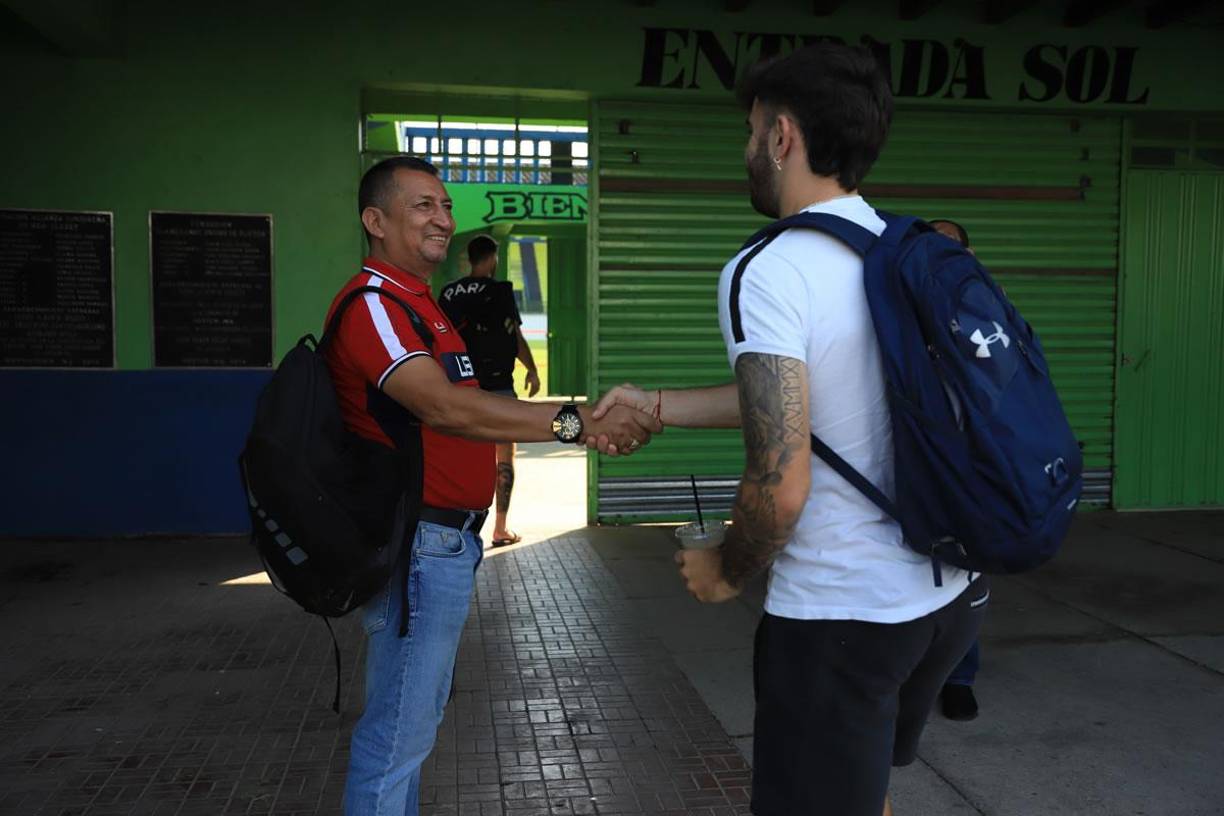 Humberto Rivera saluda al delantero Agustín Auzmendi, quien llegó a las instalaciones del estadio Juan Ramón Brevé Vargas de Juticalpa para el entrenamiento.