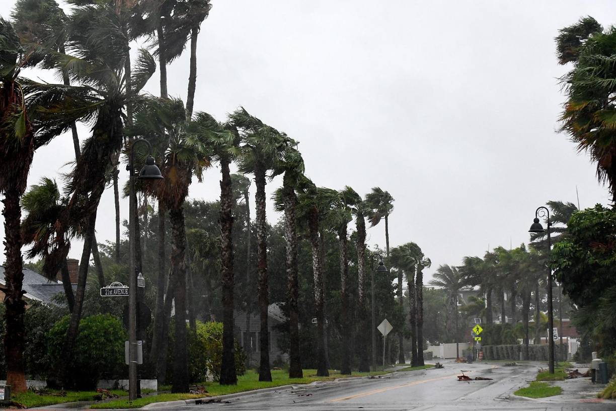 “Es hora de arremangarse, prepararse para esta tormenta. Esta es una tormenta poderosa que debe tratarse como lo haría si un tornado se acercara a su casa”, dijo el gobernador estatal, Ron DeSantis, quien alertó que a esas horas ya no es posible “evacuar con seguridad” y pidió orar por quienes hayan optado por no dejar sus casas.