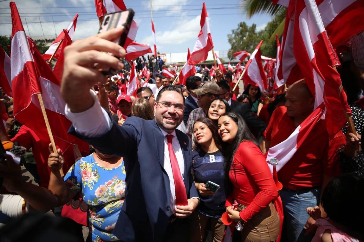 Una multitud de simpatizantes liberales arropó e hizo sentir como en casa al exmilitante de Libre y ahora miembro del Partido Liberal. 