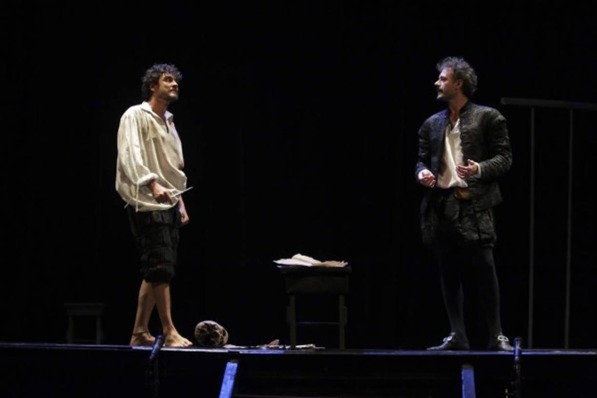 José Manuel Seda actua como Cervantes y Daniel Moreno como Shakespeare en la obra 'Los Espejos de Don Quijote'. EFE