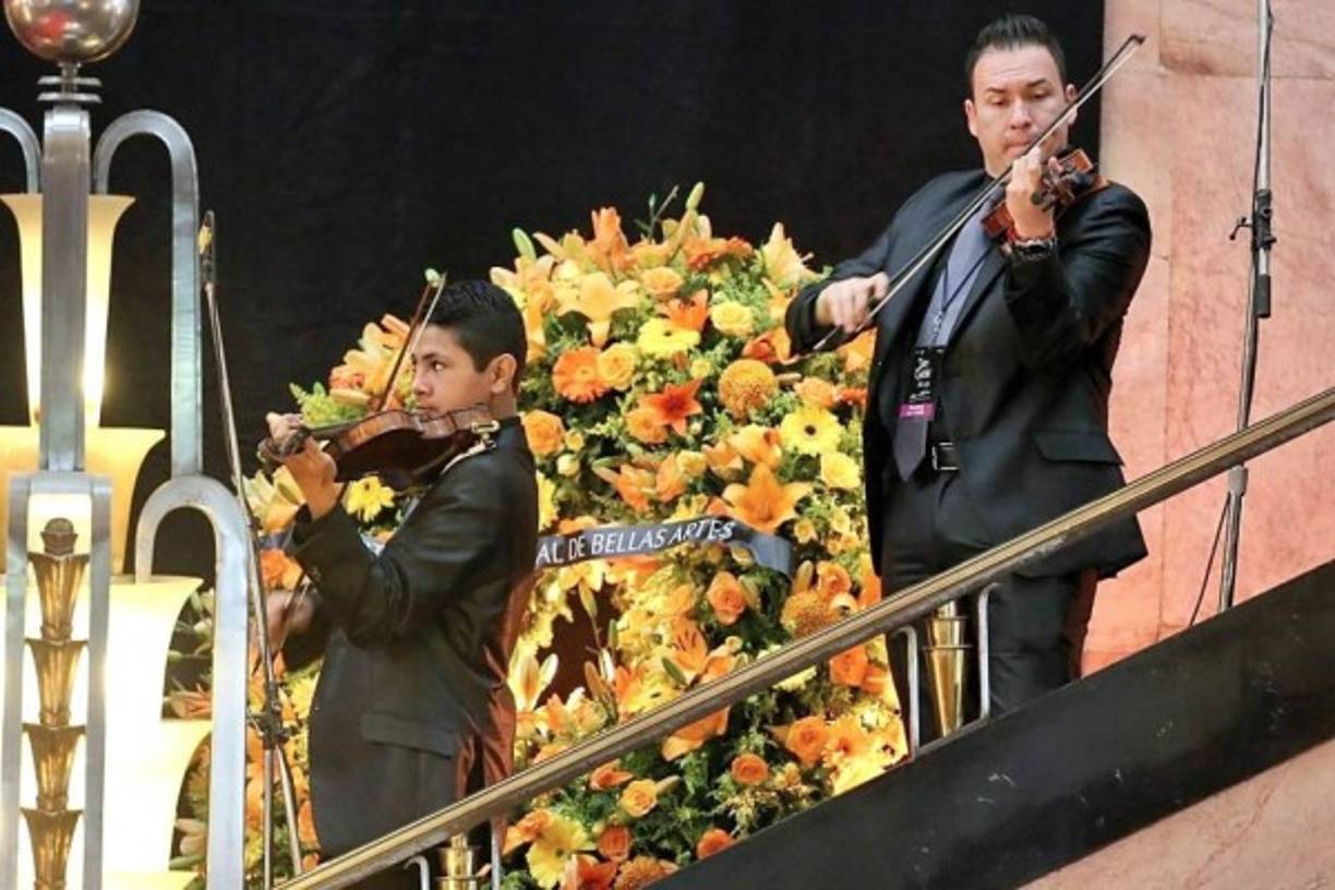 El mariachi de 'Mi Tierra' le tocó con orgullo a Juan Gabriel.