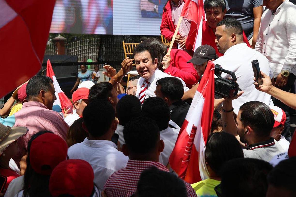 Salvador Nasralla, emocionado al ser juramentado en el Partido Liberal