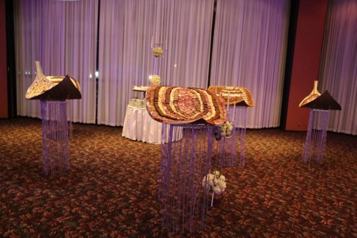 La variedad de postres se dispusieron en un innovador y fabuloso display de enormes hojas que visualmente flotaban en el ambiente pero eran sostenidas por delicadas torres de hierro en plata.