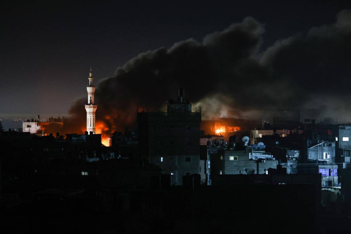 Un diluvio de fuego para cubrir una operación comando relámpago. Las fuerzas israelíes liberaron en la madrugada del lunes a dos rehenes de origen argentino retenidos en <b>Rafah</b>, en el extremo sur de la Franja de Gaza.