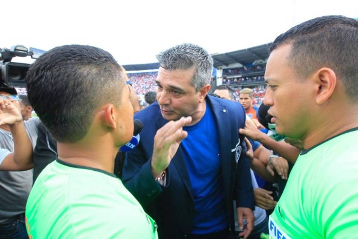 Diego Vázquez le fue a reclamar al árbitro Armando Castro por el golpe que le dieron en el rostro.