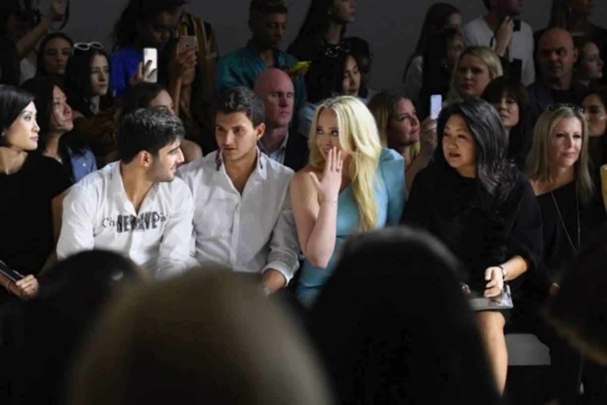 Sin embargo, la joven no deja de apoyar a sus diseñadores favoritos pese a la aversión contra Trump en el mundo de la moda.