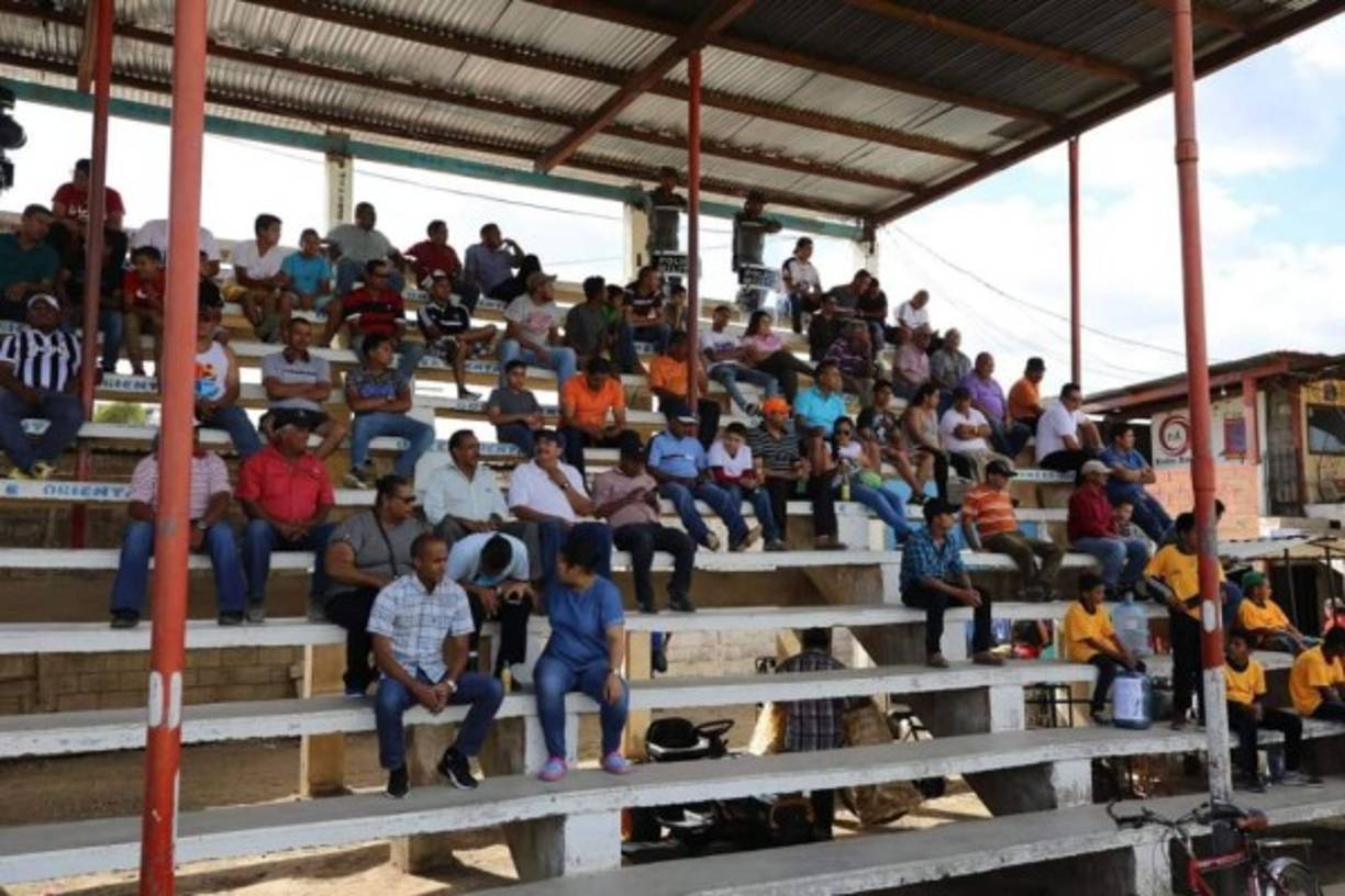 Aficionados observando el partido en el estadio Marcelo Tinoco de Danlí entre Real de Minas y Platense.
