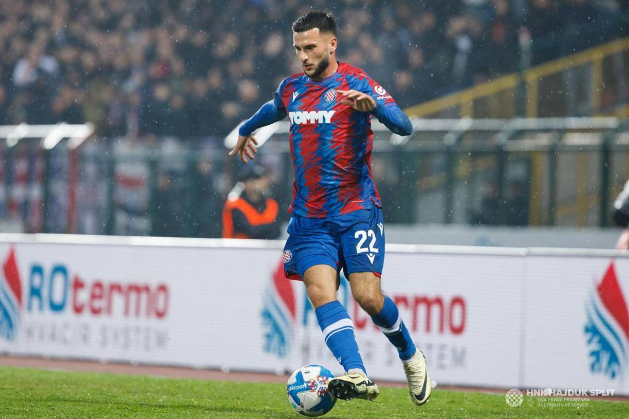 El delantero alemán se convirtió en el protagonista de un insólito episodio en Croacia, país en el que milita desde el 2023 tras fichar por el Hadjuk Split, después de que los fanáticos del futbolista conocieran a su madre y a su novia a través de las redes sociales.