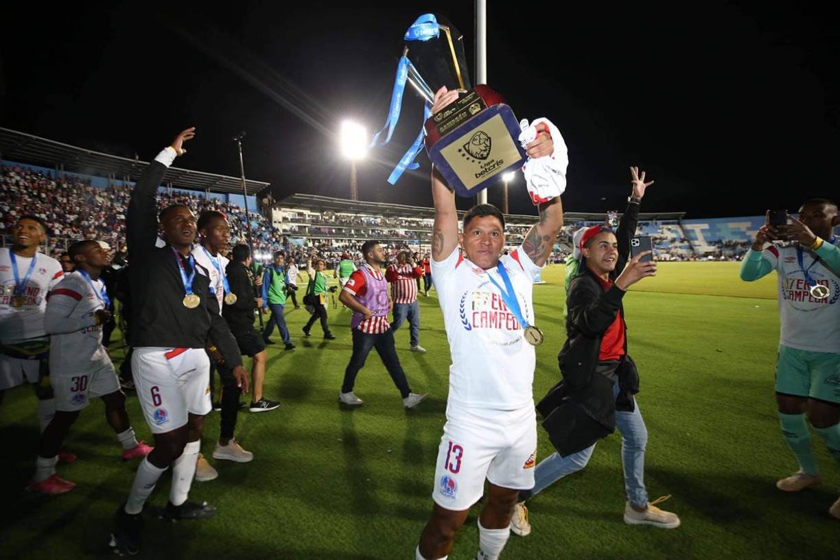 Brayan Moya también formó parte de la vuelta olímpica del Olimpia en el estadio Nacional Chelato Uclés.