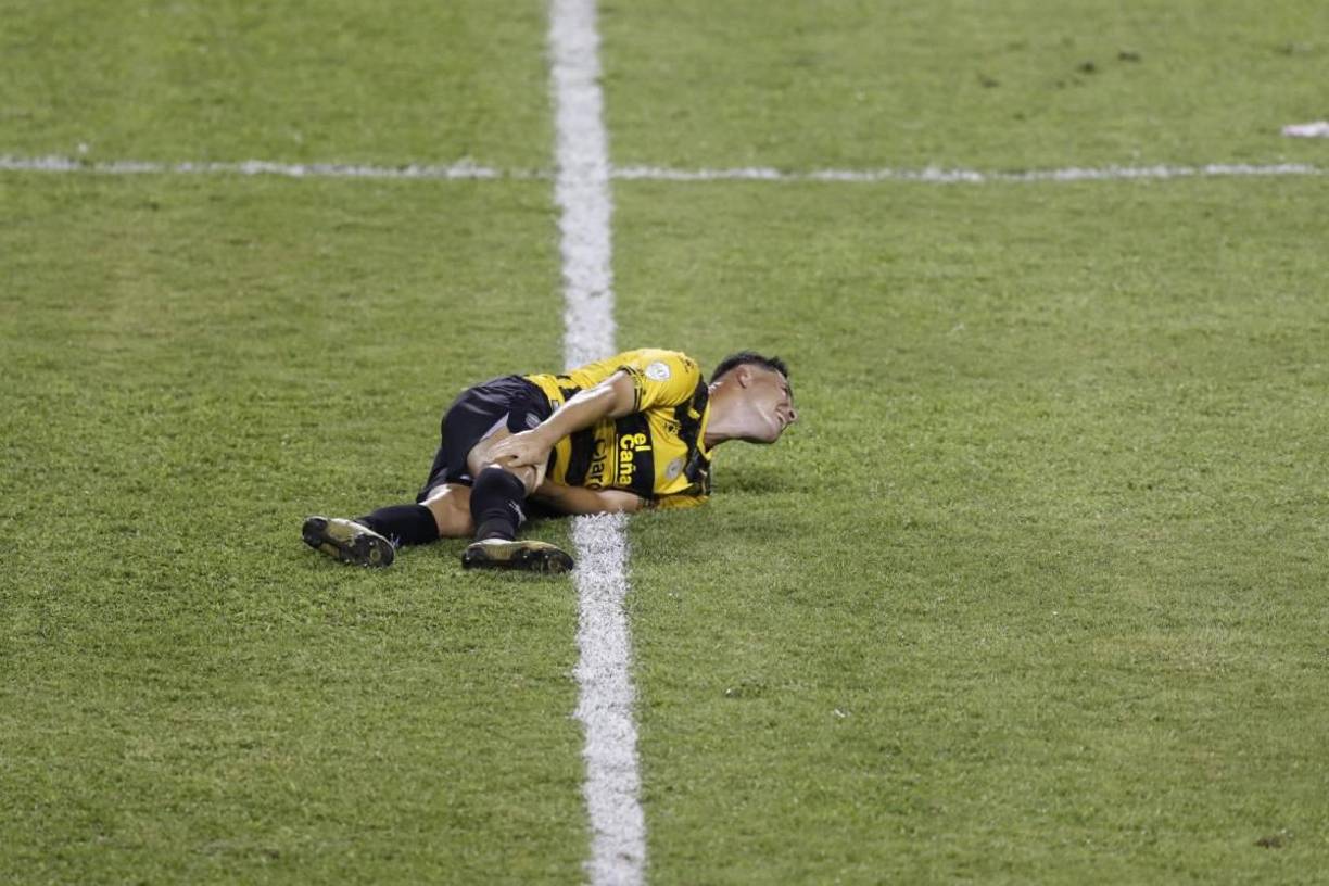 En el complemento, Jhow Benavídez se lesionó tras sufrir una fuerte entrada.