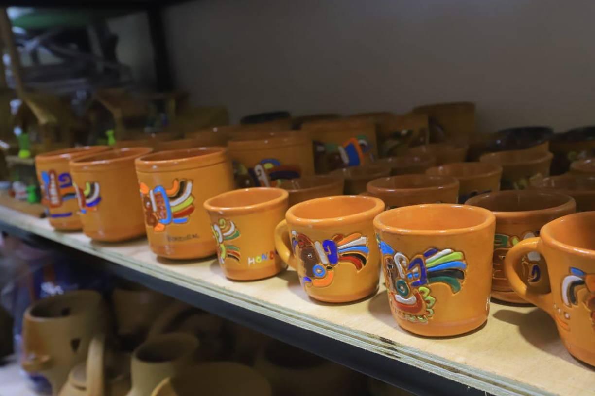 Tazas y vasos de madera con su portador con precios entre 750 a 680.