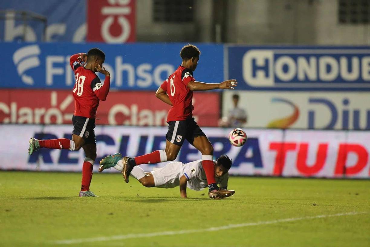 Michaell Chirinos pidió penal en esta jugada en la que cayó en el área.