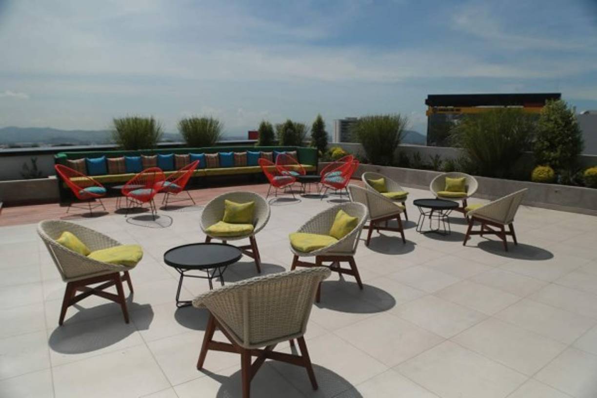 Tiene tres salones para eventos, bar exterior e interior, piscina y tres sótanos con capacidad para 400 estacionamientos.