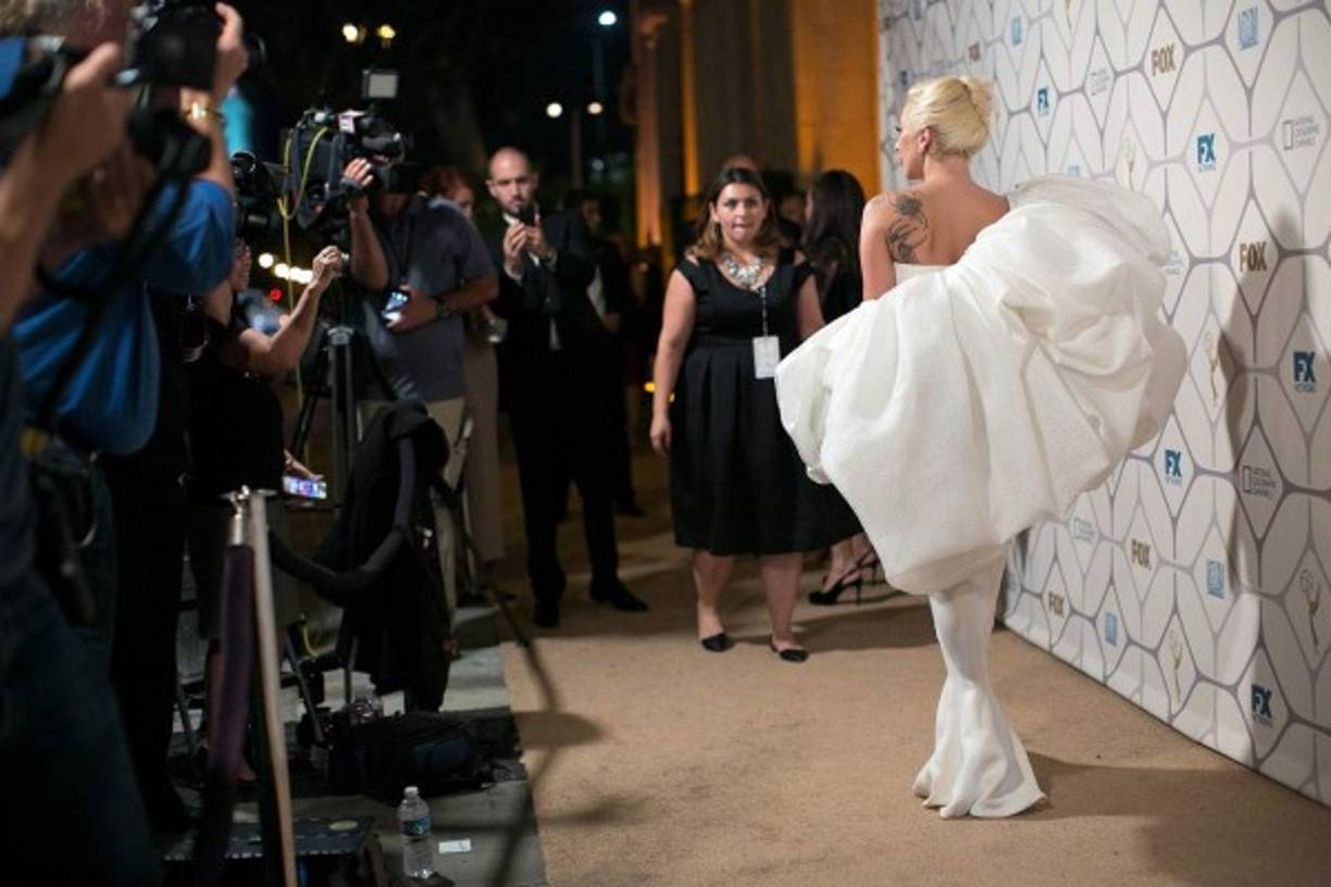 Lady Gaga se atrevió con un estilo de mangas abullonadas blanco.
