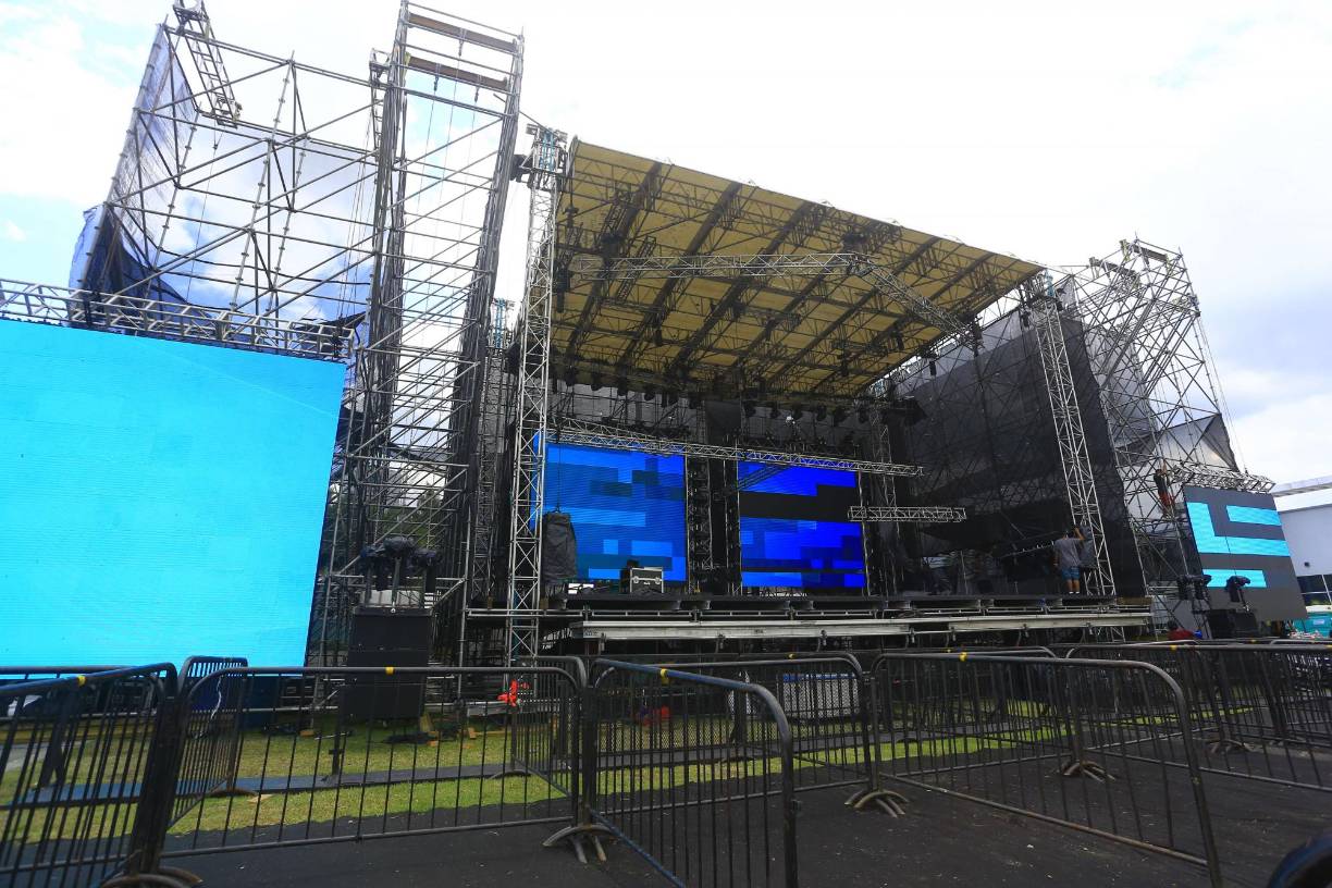 En un 90 % listo se encuentra el escenario para el esperado concierto de Carin León, el cual se realizará en Expocentro de San Pedro Sula, mañana domingo 29 de octubre. Vale destacar que se abrirán las puertas del lugar a partir de las 5:30 p. m. Arceyut Producciones es la empresa responsable de la organización y producción del espectáculo. 