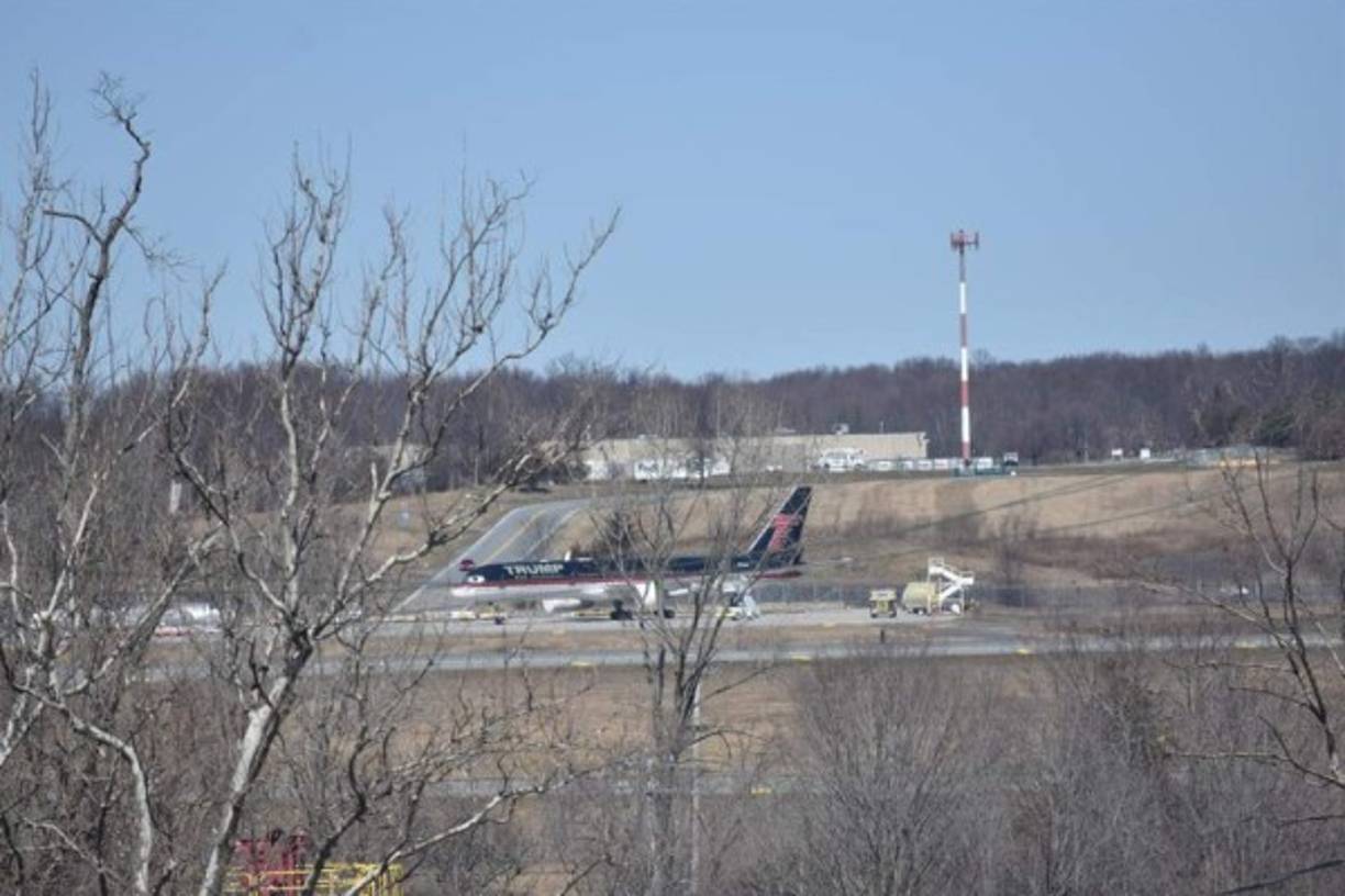 Después de volar por última vez en enero, luego de que Trump abandonara la Casa Blanca el día 20 de ese mes, el avión, símbolo de boato que rodeaba al personaje, ha quedado para el olvido rodeado de aparcamientos y restaurantes de comida rápida.