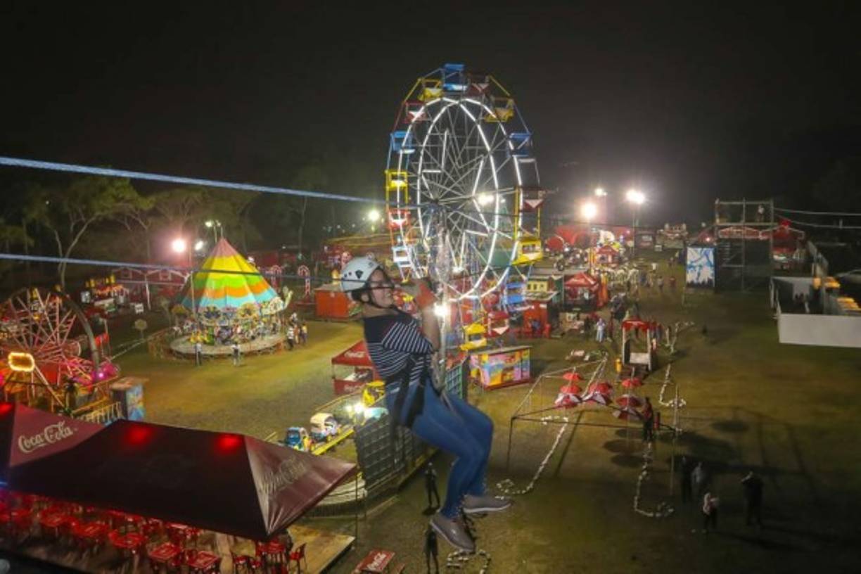 "Siempre en San Pedro Sula también se encuentra la Villa Navideña Coca Cola que está abierto de lunes a viernes de 5:00 pm a 10:00 pm. Sábados y domingos de 5:00 pm a 11:00 pm. Costo L10.00 para todo público. <br/>"