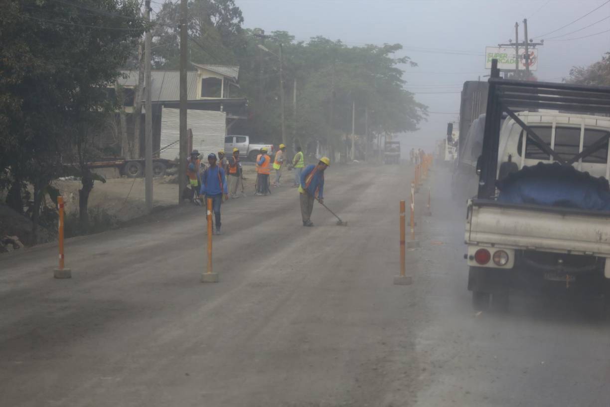 Desde horas tempranas son largas filas de vehículos que se forman en el tramo en construcción. 