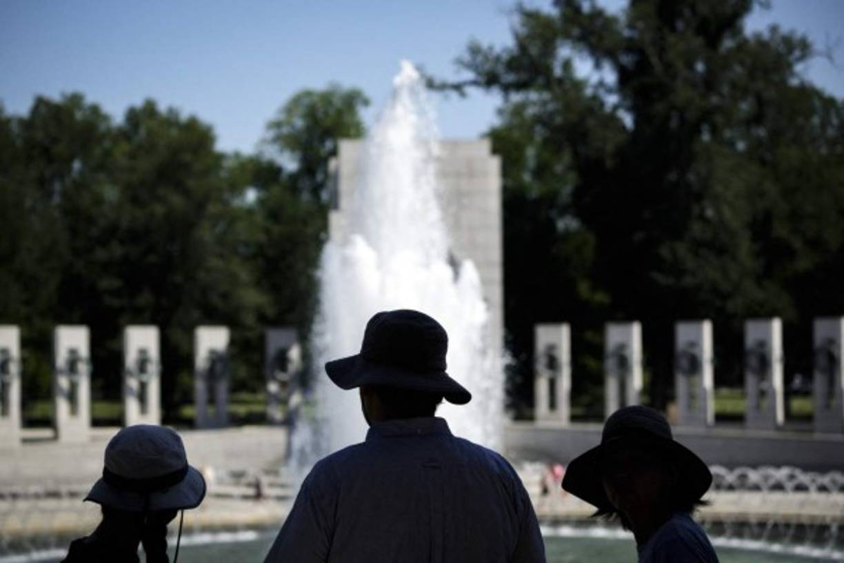 Las autoridades médicas también advirtieron que la cifra seguirá aumentando mientras se mantengan las condiciones meteorológicas, con temperaturas extremas y elevados índices de humedad.