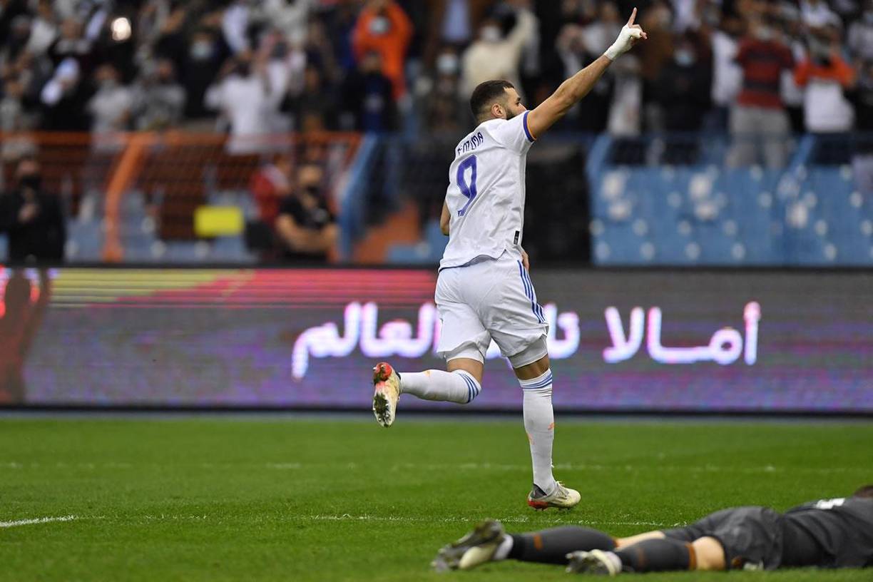 La celebración de Benzema tras su gol de penal.