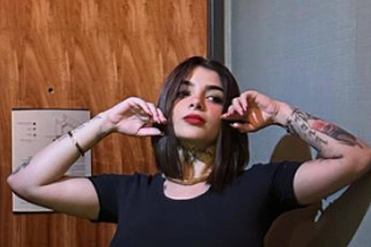 Las críticas y los comentarios negativos que ha recibido en su carrera, Karely se muestra muy satisfecha con su trabajo a través de las redes sociales, y lo ve como una forma de obtener ingresos y de llevar una vida “cómoda”.