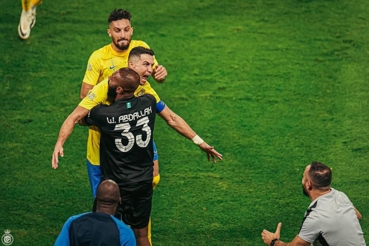 Cristiano Ronaldo se fue directo a celebrar y abrazarse con el portero saudí Waleed Abdullah, que se encontraba en el banco de suplentes.