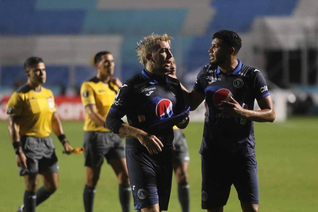 Marcelo Pereira parece recriminarle algo a Agustín Auzmendi cuando iban camino de los vestuarios.