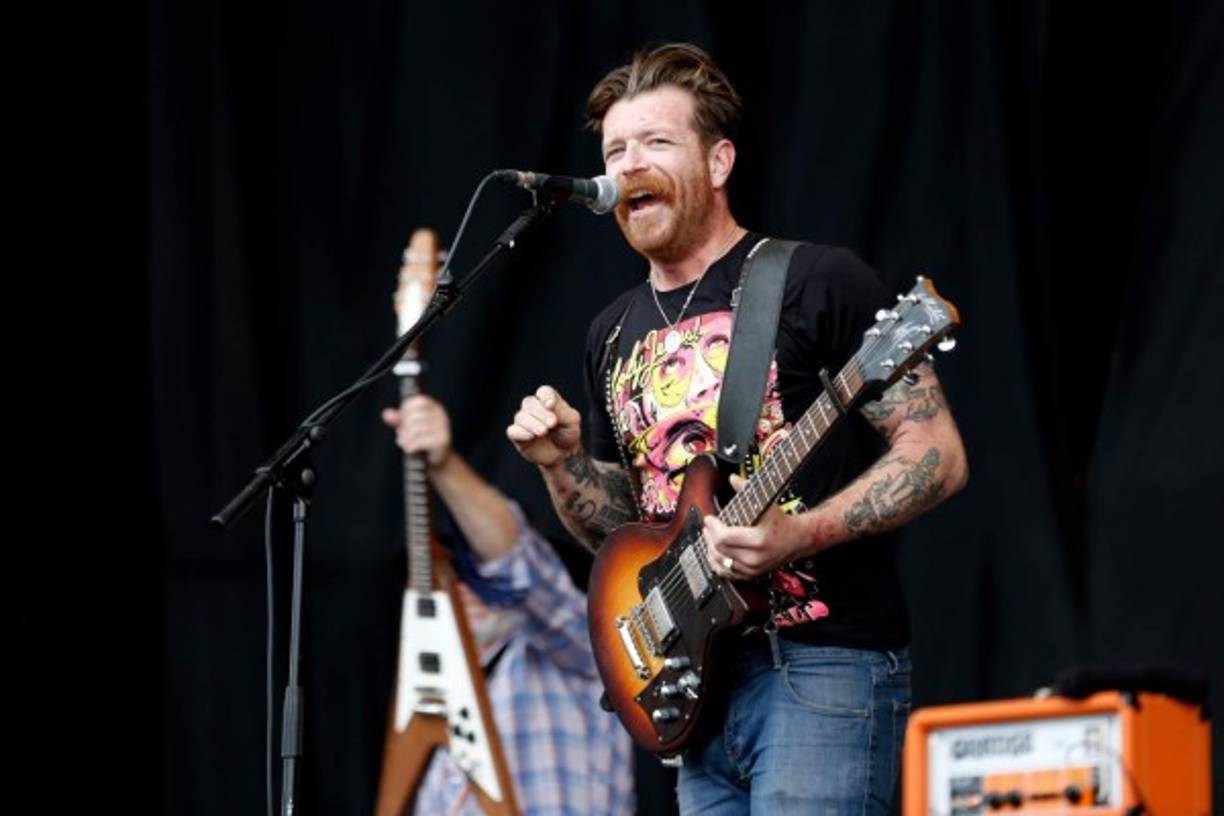 Eagles of Death Metal se llaman así porque su música está a medio camino del death metal y el sonido de los Eagles.