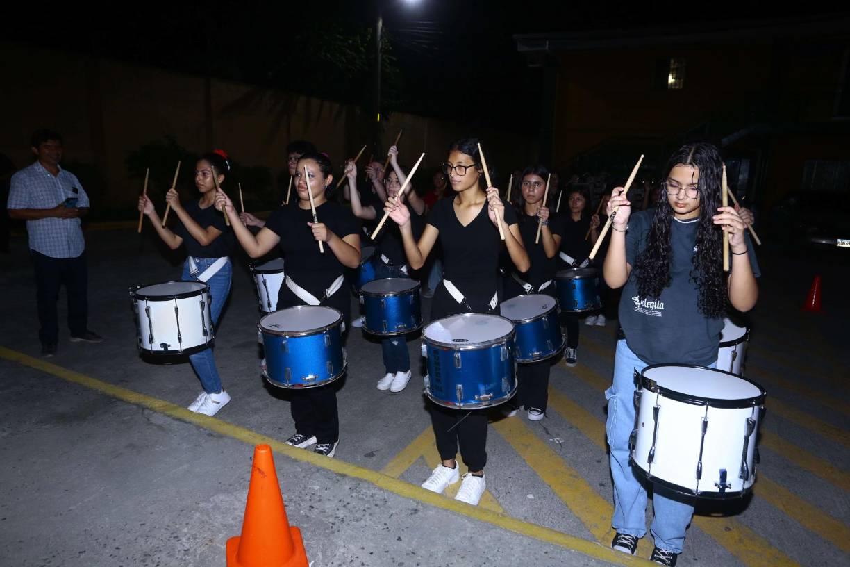 La banda de guerra de la HFBS cerró el espectáculo, conquistando a cada presente que aplaudió efusivamente. 
