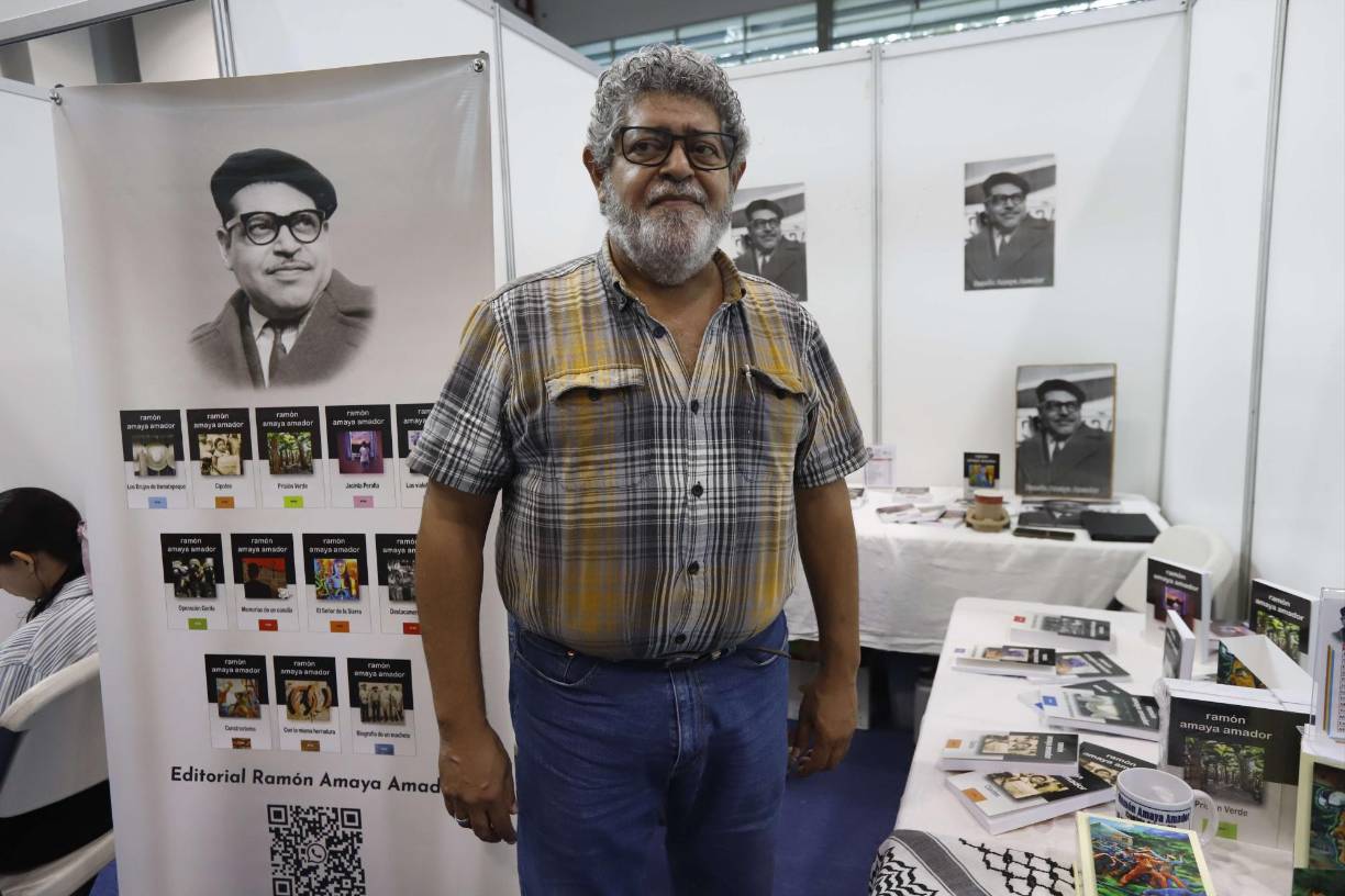 Carlos Amaya, hijo del histórico periodista y escritor hondureño, Ramón Amaya Amador, forma parte de la FIL con exposición de libros de su padre. 