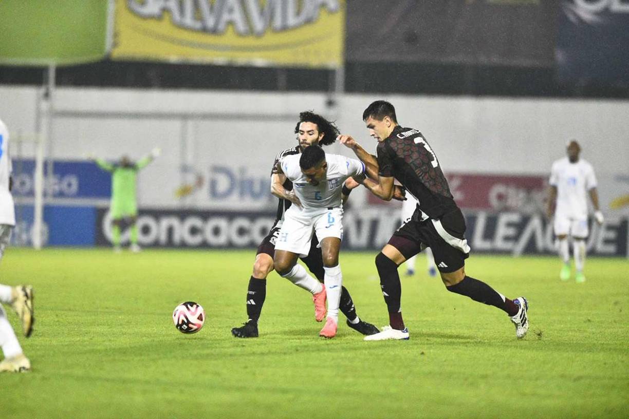 Bryan Acosta entró por Alex López y así lo marcaban César Montes y ‘Chino‘ Huerta.