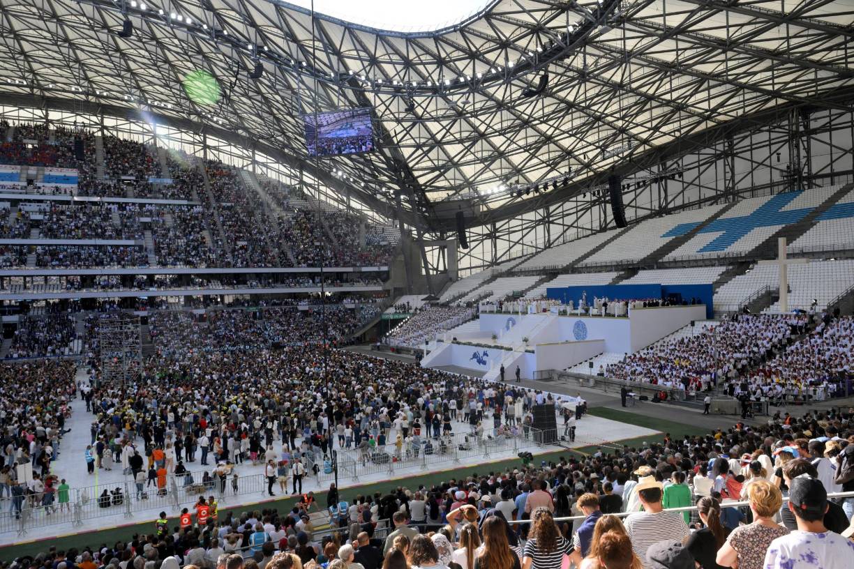 Al término de la misa, el pontífice fue despedido con cientos de jóvenes scout agitando sus pañuelos. Momentos antes, el arzobispo marsellés Jean-Marc Aveline le advirtió que con su visita “había sido bautizado marsellés”, entre numerosos aplausos.