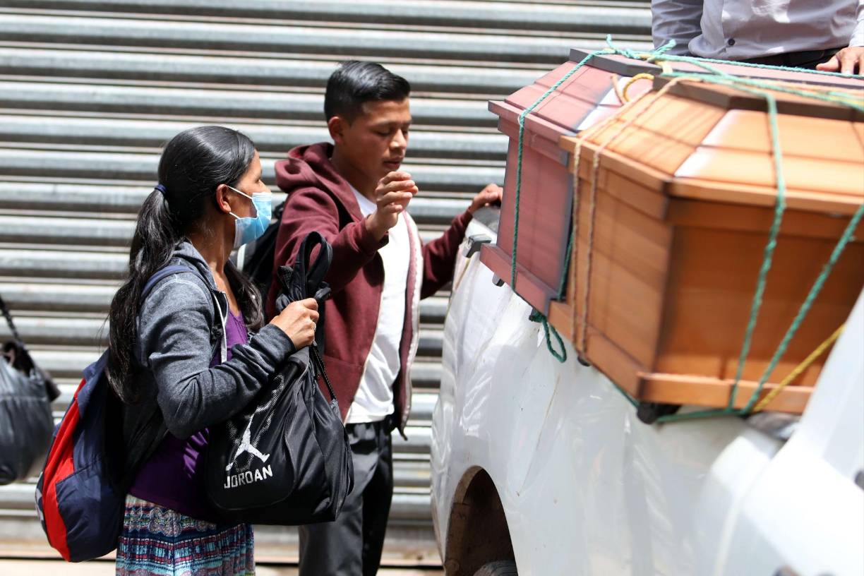 Anoche la Policía Nacional ofreció una recompensa de 300,000 lempiras a quien brinde información verídica que lleve a la captura de los responsables del atroz crimen.