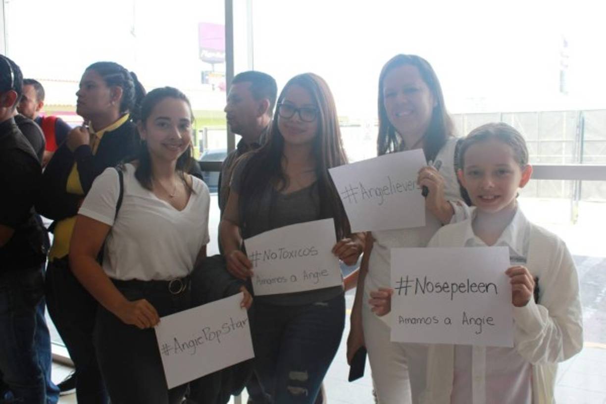 Cientos de fans llegaron hasta el aeropuerto con ansias de poder ver a Angie Flores quien se ha convertido en un fenómeno viral tras su participación en La Academia.