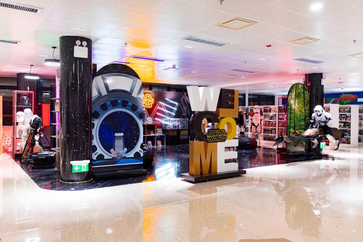 Creativas e interactivas áreas de juego en la biblioteca.