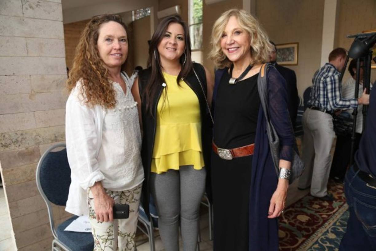 Elleen Moore, Karen Sierra y Janet Elkins.