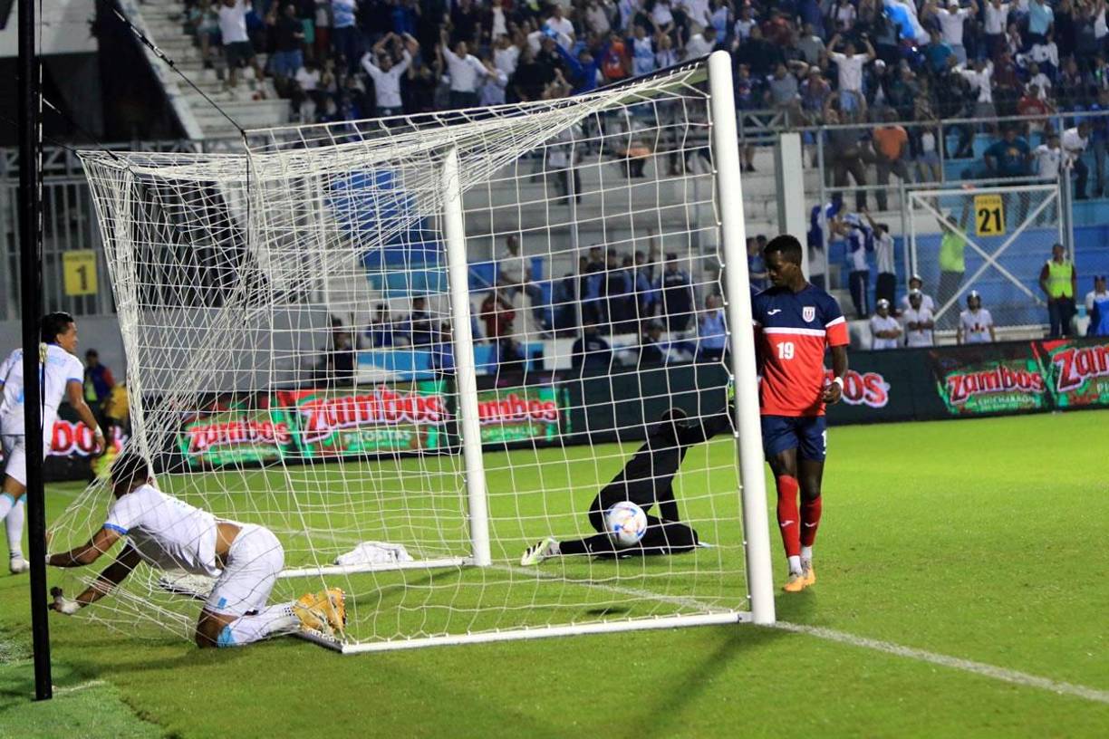 La secuencia del gol de Denil Maldonado con la cabeza para el 1-0 de Honduras contra Cuba.