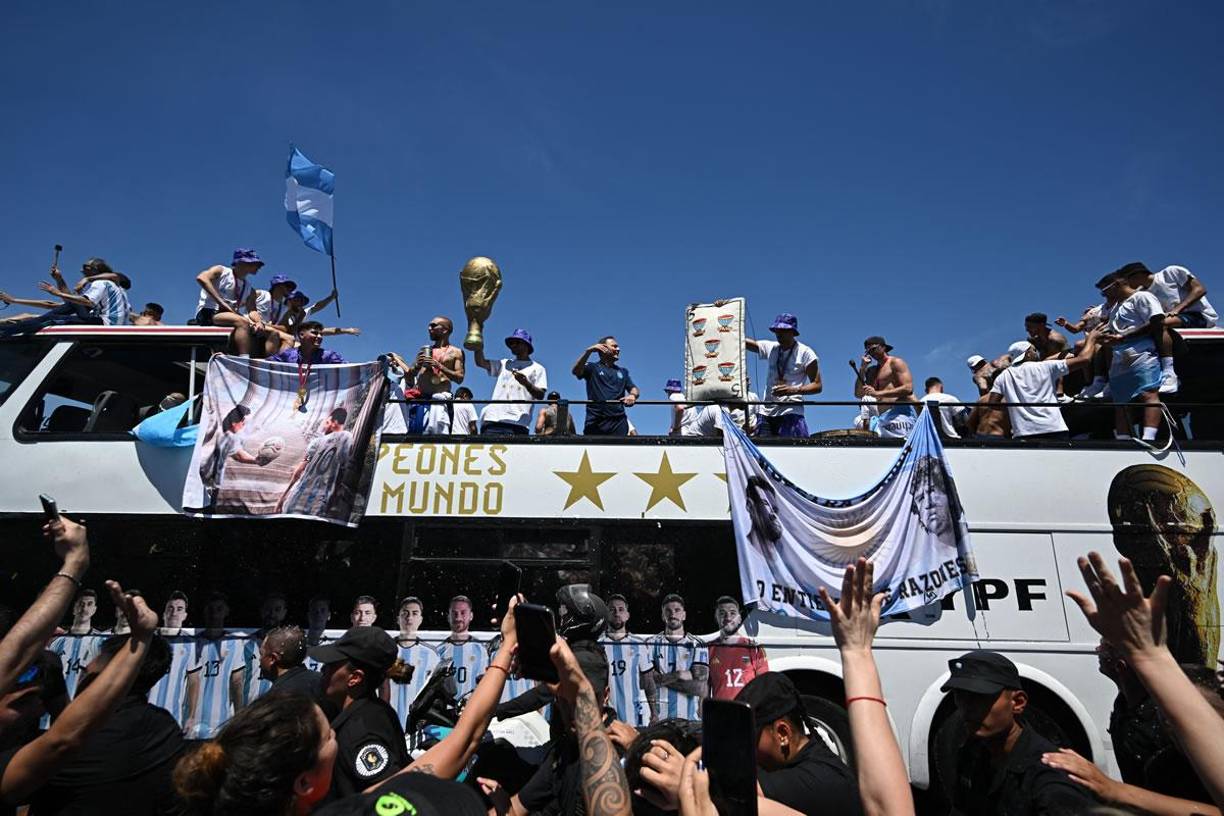 Messi enfiestado, polémica imagen y ‘Dibu’ se acuerda de Mbappé