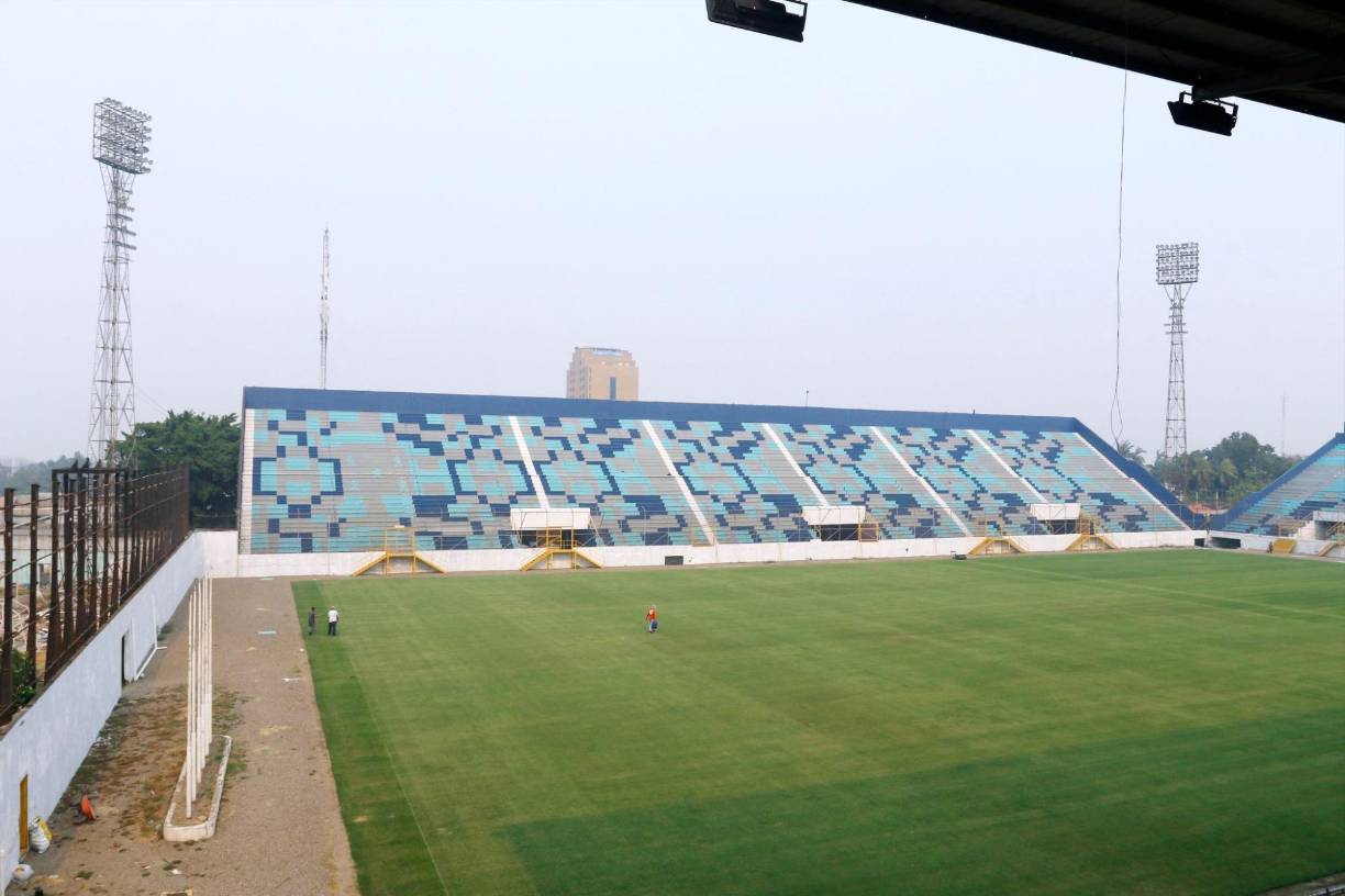 La imagen completa muestra la frescura del escenario y sus gradas pintadas.