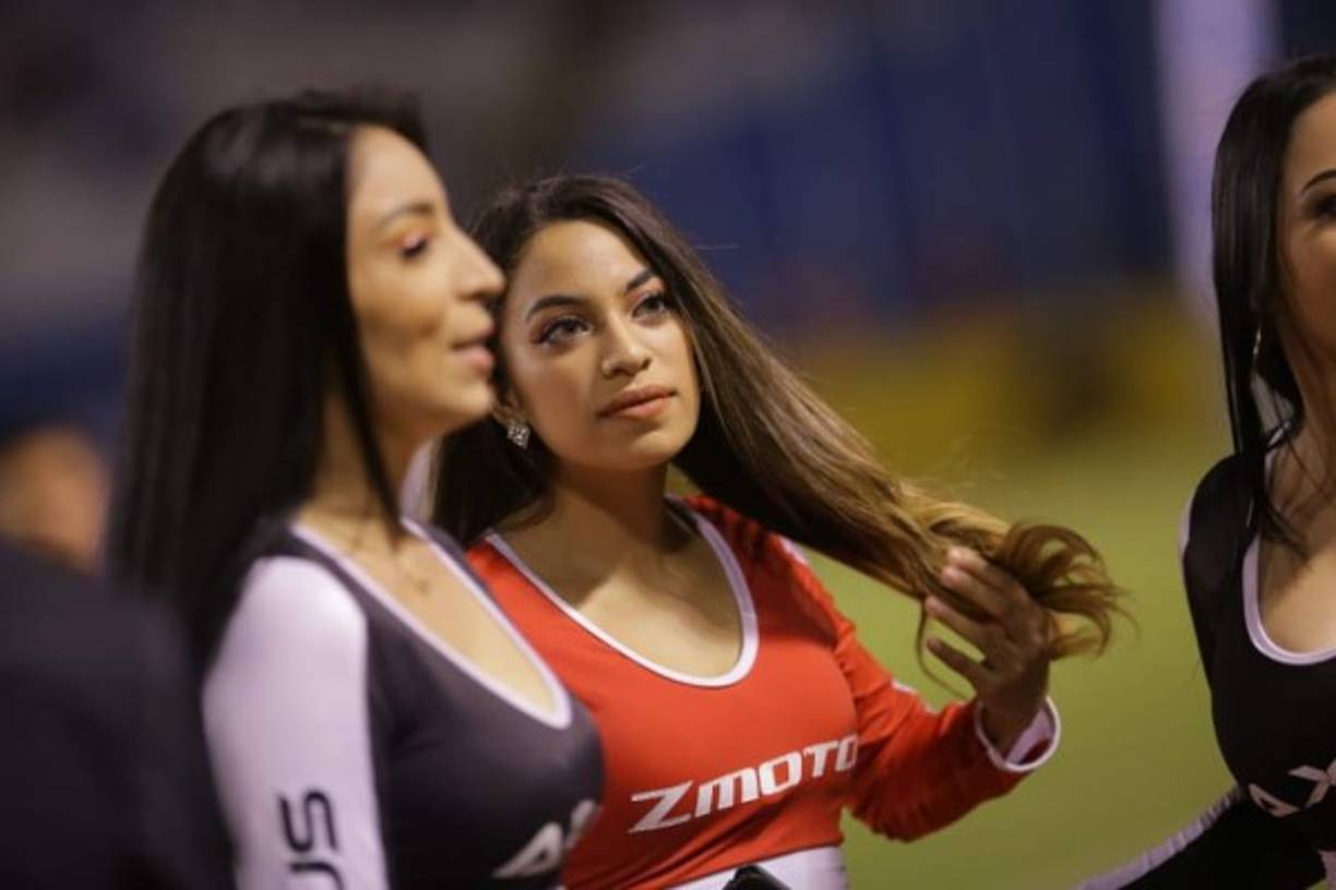 Las bellas chicas no podían faltar y esta vez no fue la excepción para el duelo de ida de semifinales.