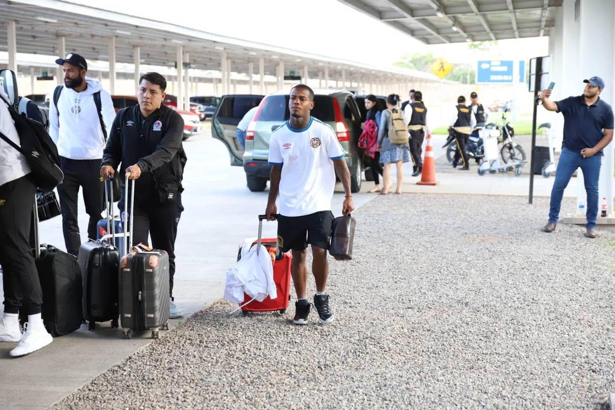 Edwin Solani no vio minutos en México.