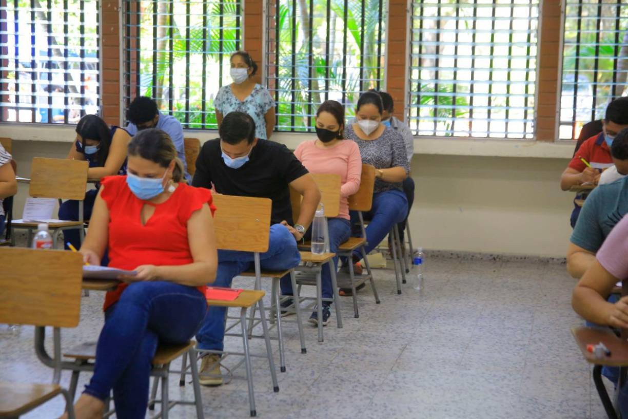 En el tipo selección única está la pregunta: ¿Es una característica de una docente de prebásica (kínder)? Y en las repuesta se señala: estricta, cariñosa, amargada.