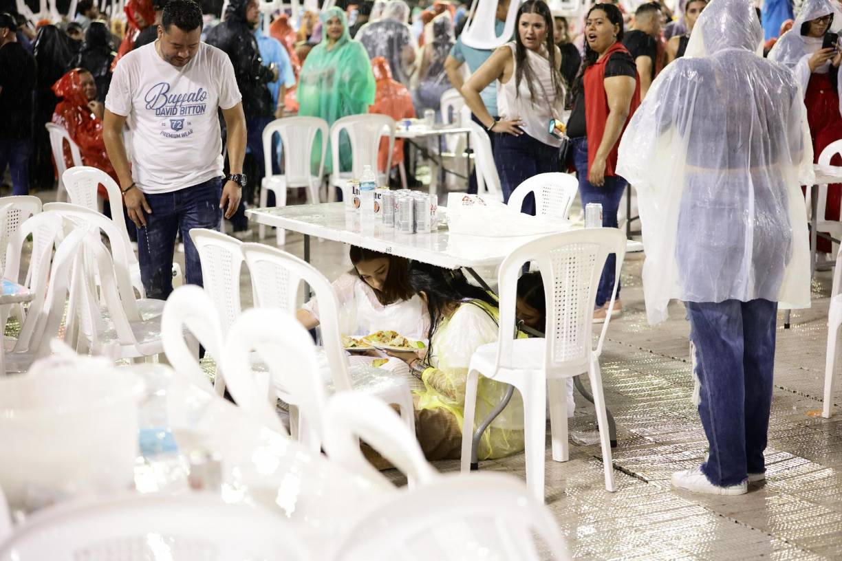 Incluso, hubo quienes optaron por esconderse debajo de las mesas para resguardar su salud y aprovechar a comer tranquilamente antes del show. 